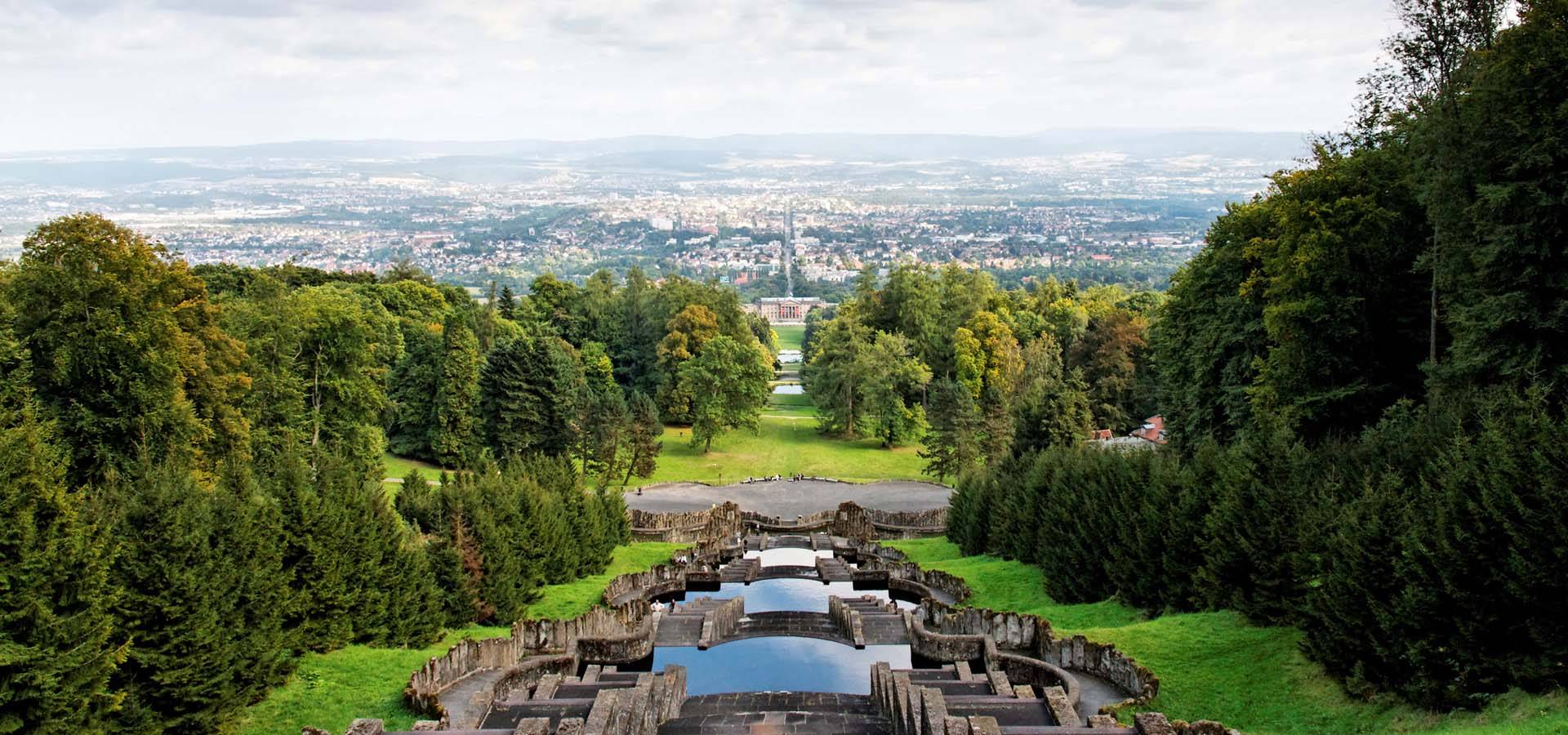 Blick vom Herkukues über die Kaskaden auf die Stadt Kassel